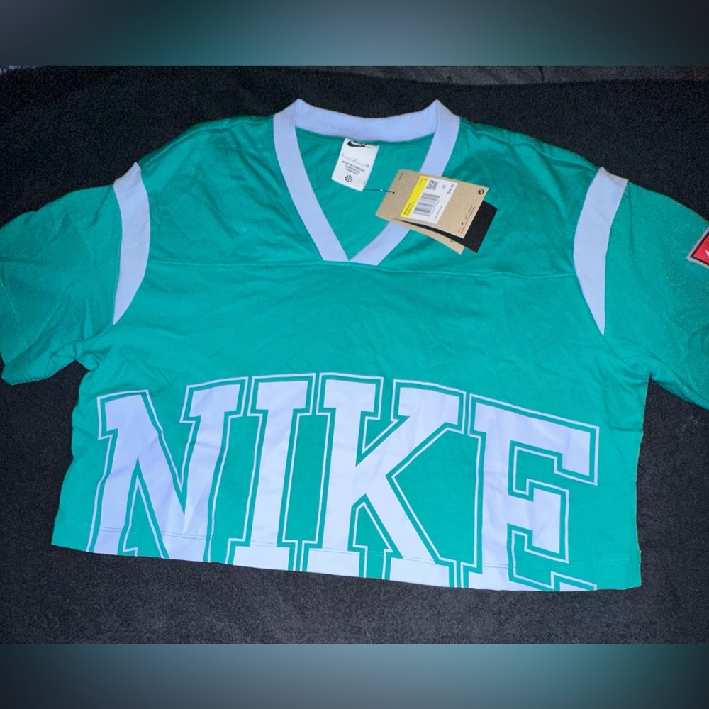 NWT NIKE CROP TOP SIZES SMALL N XL